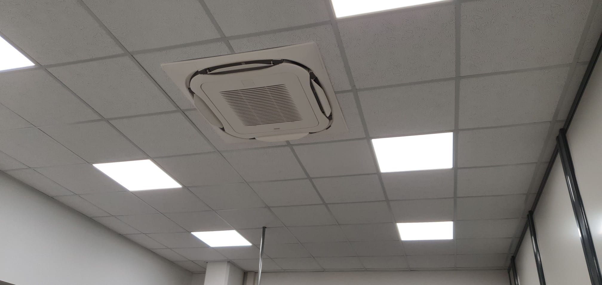 sala-metrologica-daikin-vicenza-dettaglio-controsoffitto